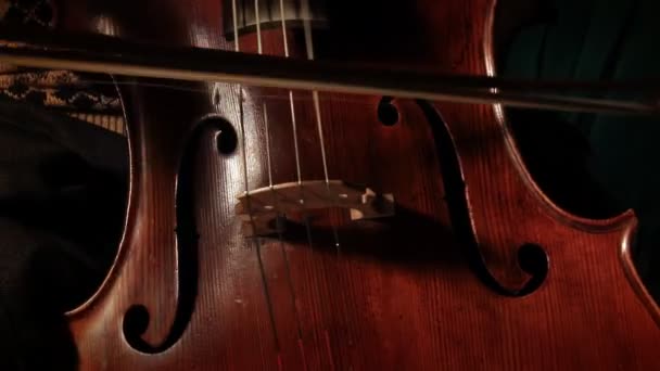 Člověk hraje na violoncello — Stock video