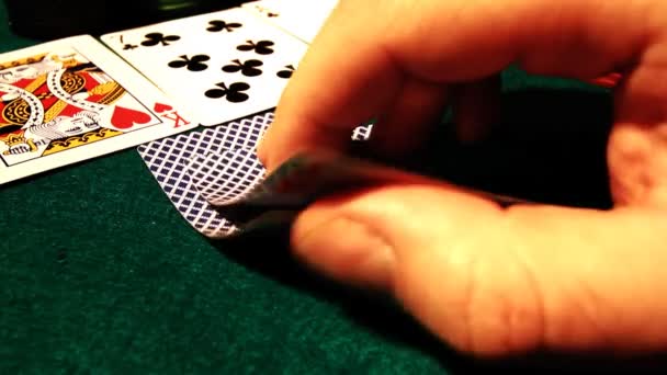 Άνθρωπος με κάρτες παίζοντας πόκερ — Αρχείο Βίντεο