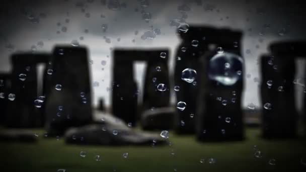 Hermosas gotas de lluvia en cámara súper lenta con el Stonehenge — Vídeo de stock