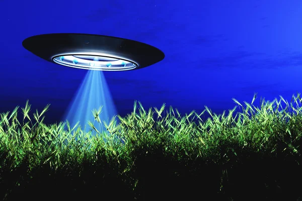 Yeryüzünde geceleri alan üzerinde uçan ufo — Stok fotoğraf