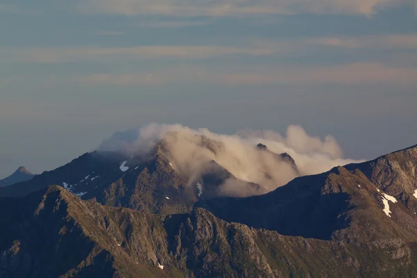 Berggipfel in Wolken — Stockfoto