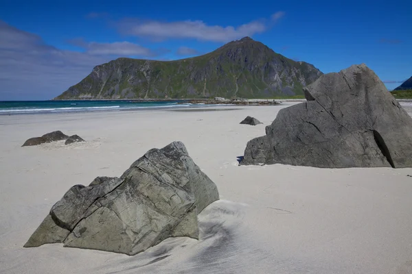 Praia de areia cênica em Lofoten — Fotografia de Stock