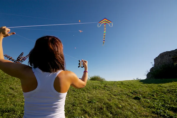 Chica con vuelo cometa —  Fotos de Stock