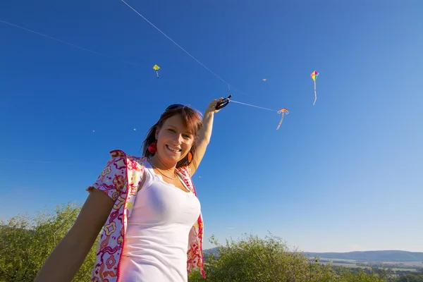 Lachende meisje met kite — Stockfoto