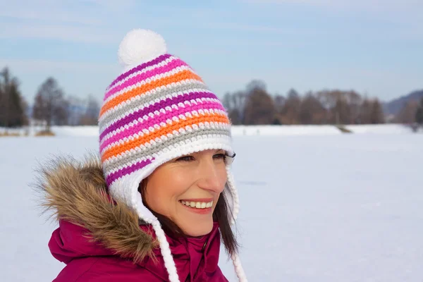 Ragazza sorridente nel freddo — Foto Stock