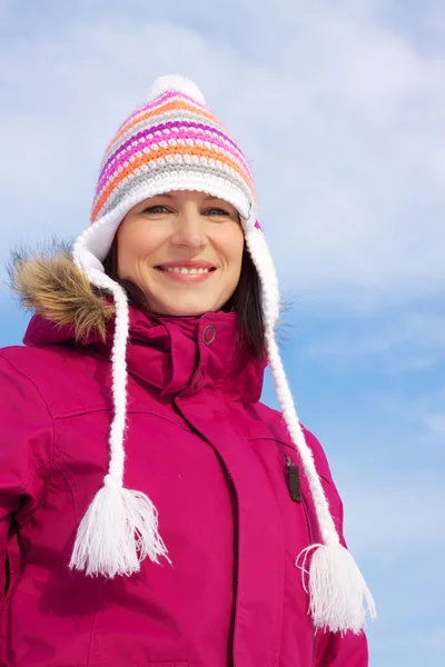 Усміхнена дівчина в зимовому одязі — стокове фото