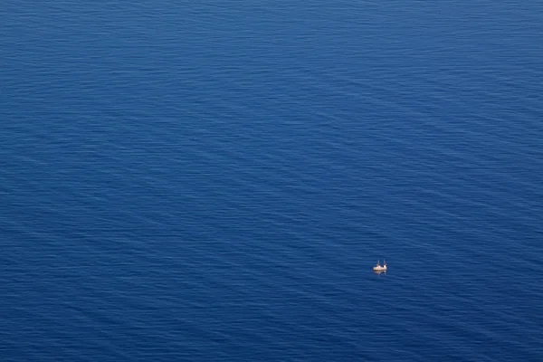 Seascape com barco de pesca minúsculo — Fotografia de Stock