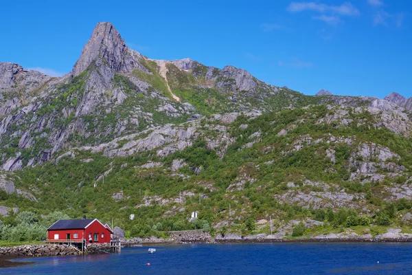 Rybářská chata v fjord — Stock fotografie