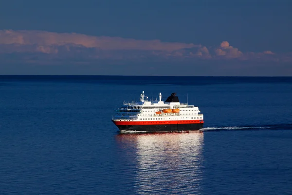 Kreuzfahrt entlang der norwegischen Küste — Stockfoto