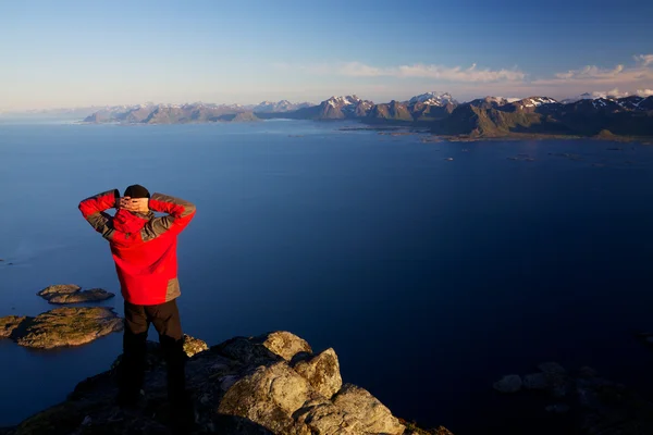 Man met schilderachtige panorama — Stockfoto