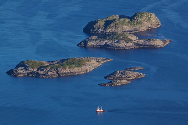 Rotsachtige eilanden in Noorse zee — Stockfoto