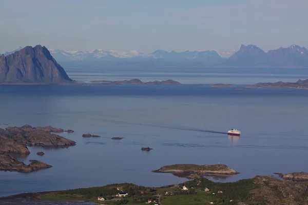 Cruise ship on norwegian coast — Stock Photo, Image
