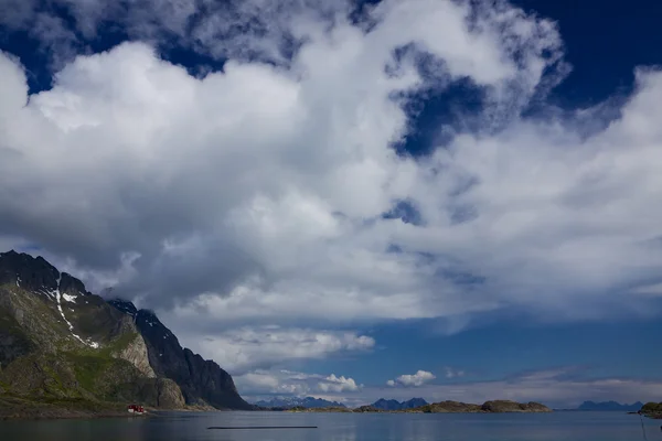 ロフォーテン諸島の上の雲 — ストック写真