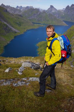 sırt çantasıyla lofoten üzerinde