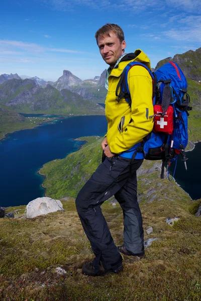 Hiker över fjorden — Stockfoto