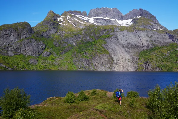 Turysta przez fiord w Norwegii — Zdjęcie stockowe
