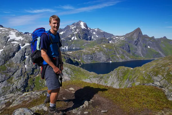 Jovem caminhante na Noruega — Fotografia de Stock