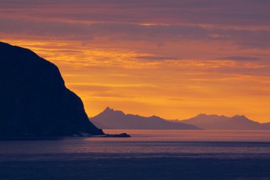 gece yarısı güneşi lofoten üzerinde