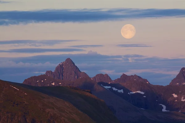 Mond über felsigen Gipfeln — Stockfoto