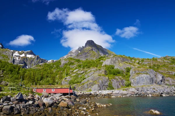 Cabaña noruega en fiordo — Foto de Stock