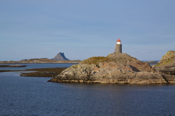 Vuurtoren op Noorse kust — Stockfoto