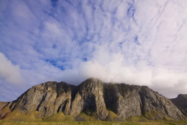 Облака над скалами — стоковое фото