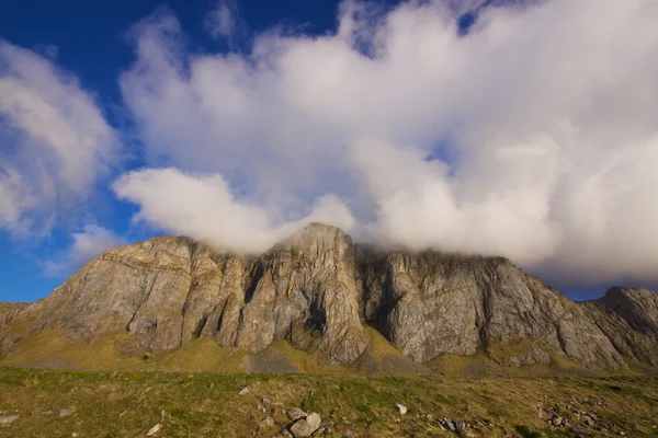 Nuvens sobre penhascos — Fotografia de Stock