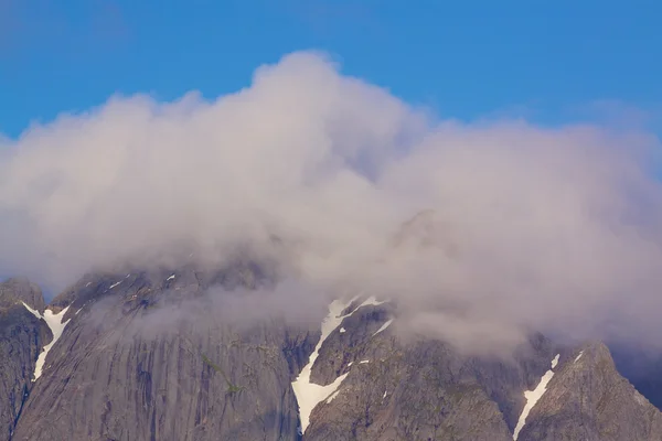 Bulutlar Peaks'e — Stok fotoğraf