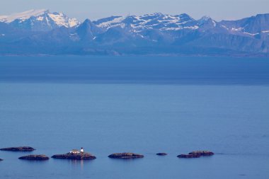 Norveç Denizi içinde küçük deniz feneri