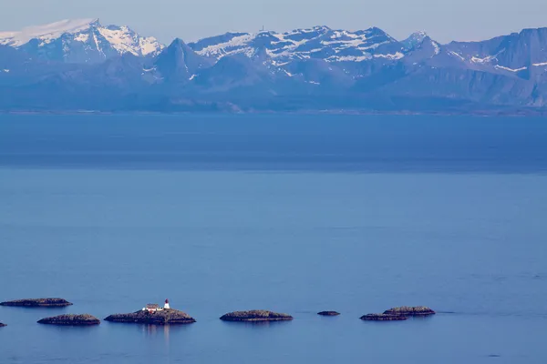 Kleine vuurtoren in Noorse zee — Stockfoto