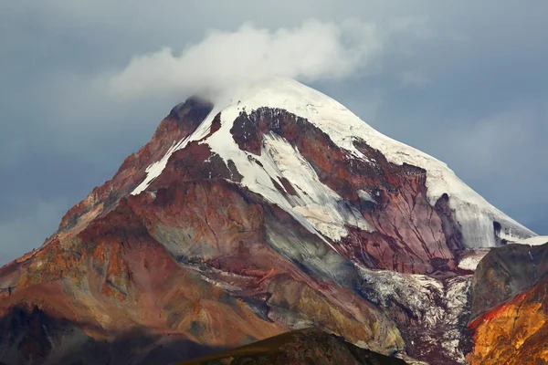 Karla kaplı yüksek dağ manzara — Stok fotoğraf