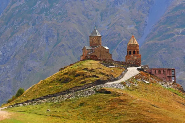 Georgien, gergeti's kyrka — Stockfoto