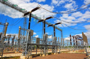 parlak güneşli bir günde yapılan elektrik Trafo Merkezi