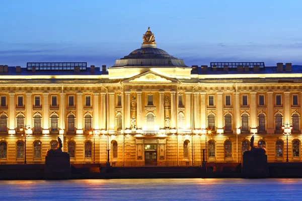 Byggnaden av konstakademin i Sankt petersburg — Stockfoto