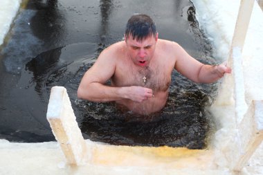 Ortodoks mümin buz soğuk su bir dalış alır