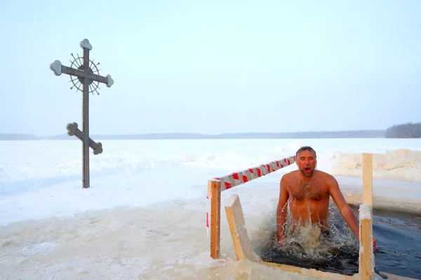 Orthodox believer takes a dip in ice cold water — Stock Photo, Image