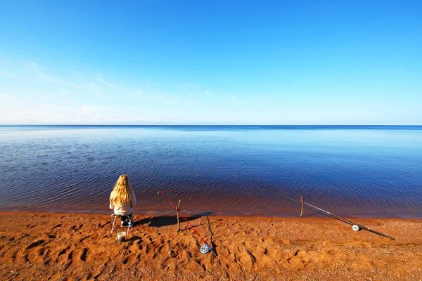 Osamělé dítě na břehu jezera — Stock fotografie
