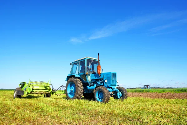 Traktor auf einem Acker — Stockfoto