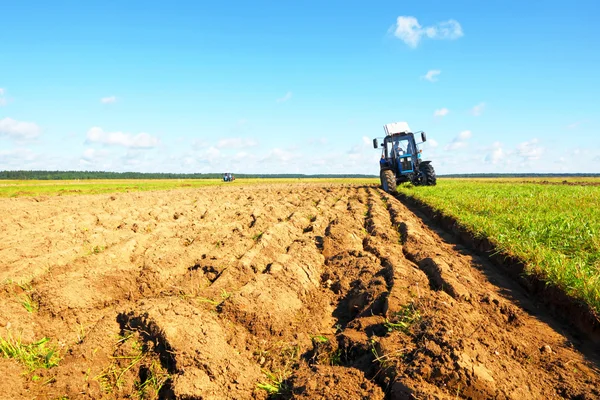 Traktor na zemědělském poli — Stock fotografie