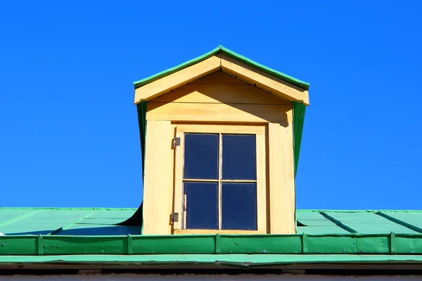 Fenêtre sur un toit — Photo