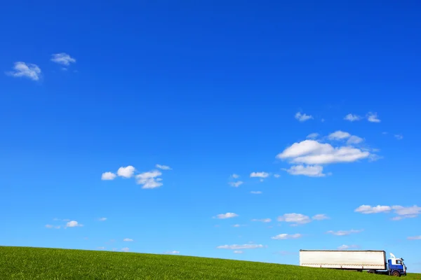 Ciężarówka, pola i niebieski niebo — Zdjęcie stockowe