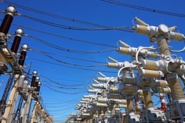 parlak güneşli bir günde yapılan elektrik Trafo Merkezi