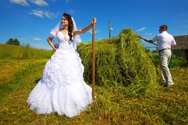 Wedding.Honeymoon in the village — Stock Photo, Image