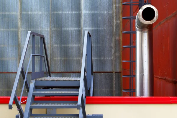 Лестница на заводе — стоковое фото