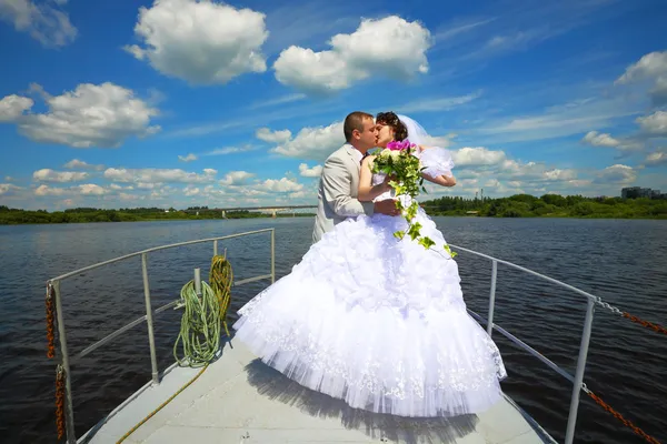 Hochzeit.Flitterwochen auf der Jacht. — Stockfoto