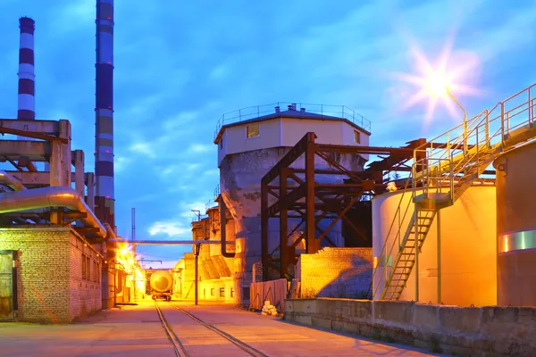 Petrochemische plant met nachtelijke verlichting — Stockfoto