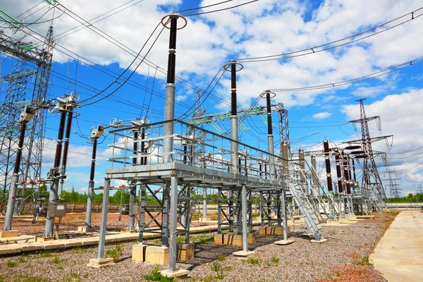 Equipos de subestación eléctrica de alto voltaje — Foto de Stock