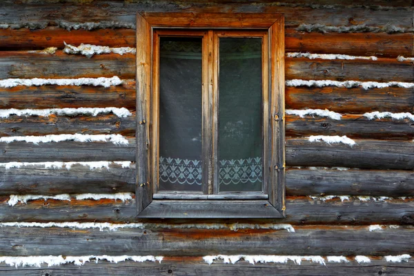 Uzavřené okno starého dřevěného domu — Stock fotografie