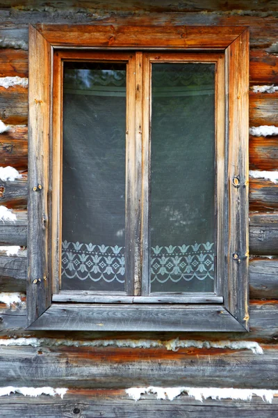 La ventana cerrada de la antigua casa de madera — Foto de Stock