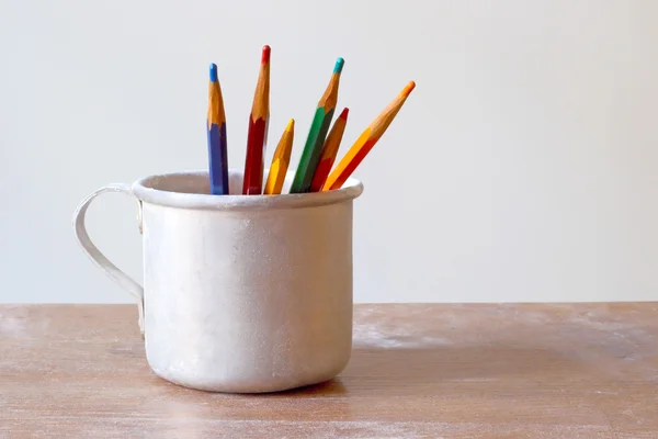 アルミニウムのマグカップに色の鉛筆 — ストック写真